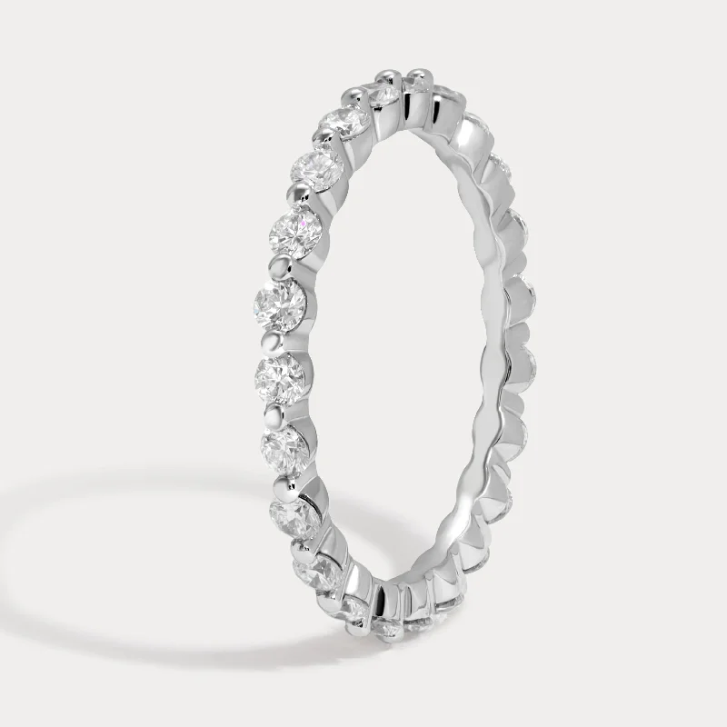 Dainty Single Shared Prong Round Band